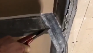 Die Säge festhalten