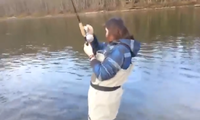 Eine Frau beim angeln