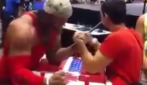 Neulich beim Armdrücken Neulich beim Armdrücken