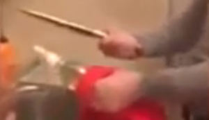 Eine Flasche mit dem Messer öffnen Eine Flasche mit dem Messer öffnen