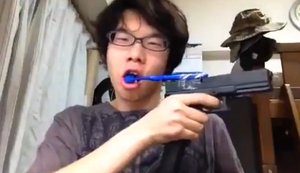 Ein Waffennarr beim Zähne putzen