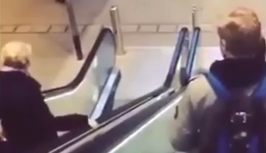 Oma auf der Rolltreppe Oma auf der Rolltreppe