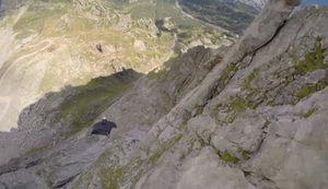 Mit dem Wingsuit in die Tiefe stürzen Mit dem Wingsuit in die Tiefe stürzen