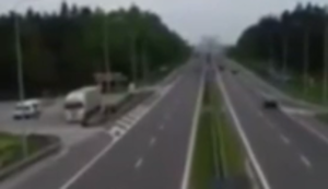 Trucker fährt einen heißen Reifen Trucker fährt einen heißen Reifen