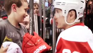 Einen kleinen Jungen glücklich machen Einen kleinen Jungen glücklich machen