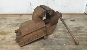Restaurierung eines alten Schraubstocks
