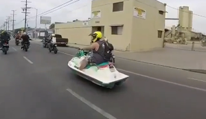 Mit dem Jetski durch die Straßen