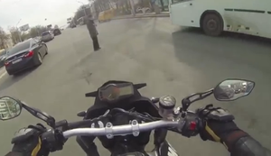 Freundlicher Motorradfahrer Freundlicher Motorradfahrer