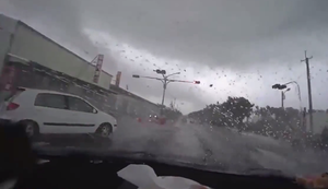 Tornado fegt über Auto hinweg