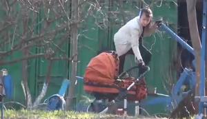 Mama auf dem Crosstrainer