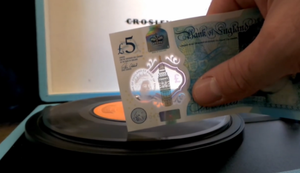 Schallplatte mit Banknote abspielen