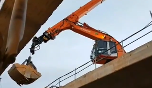 Bagger mit Armverlängerung