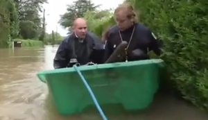 Französische Polizei beim Hochwassereinsatz