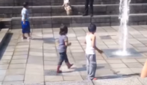 Kind vs Wasserfontäne