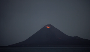 Nächtlicher Vulkanausbruch