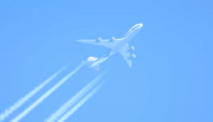 Krasser Zoom auf eine Boeing 747
