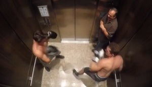 Prügelei im Aufzug