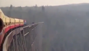 Mit dem Zug über eine alte Brücke