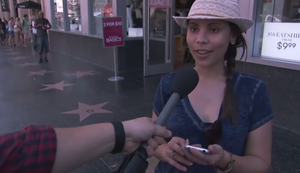 Passanten begutachten das neue iPhone 6S Passanten begutachten das neue iPhone 6S