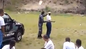 Polizistin wirft eine Handgranate