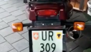 Moped mit vielen Kennzeichen