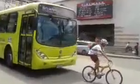 Radfahrer gegen Busfahrer