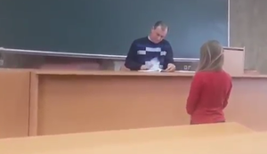 Der Lehrer hat einen neuen Locher