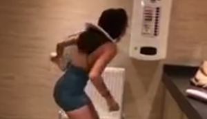 Hula-Hoop auf der Damentoilette