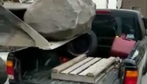 Felsbrocken auf einen Pickup laden