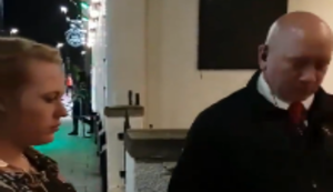 Türsteher macht den Alkoholtest