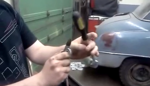 Schwebender Schraubenzieher Schwebender Schraubenzieher