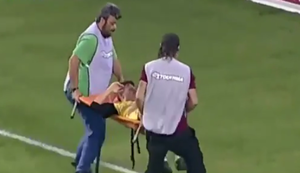 Verletzten Spieler vom Platz tragen